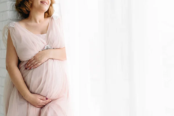 Zwangerschap Handen Van Een Vrouw Zijn Buik — Stockfoto