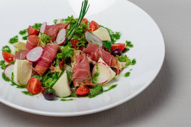 Sebzeli salata peynir ve et pesto sosu.