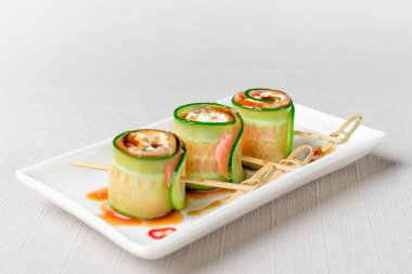 Tahtada salatalık ve krem peynir rulosu