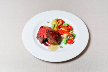 Beyaz tabakta sebzeli et.