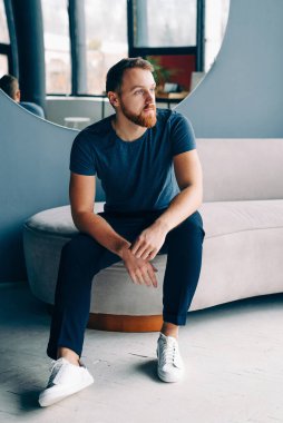 Karanlık 'ın stüdyo sakallı erkek portresi.