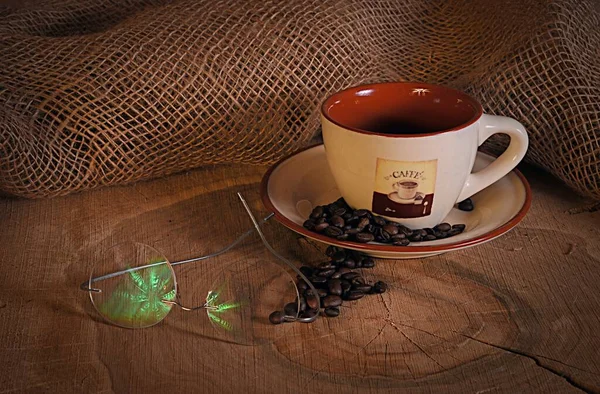 Листья марихуаны и чашка кофе — стоковое фото