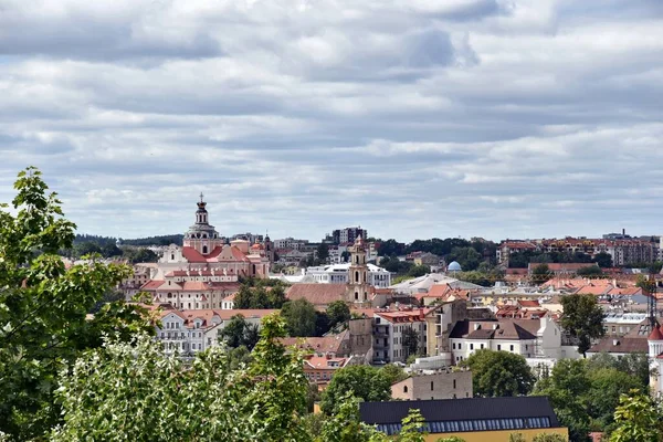 Blick auf die Altstadt aus der Höhe. Blick auf die Stadt von der Seite des Bezirks Uzupis aus. Vilnius. Litauen. — Stockfoto