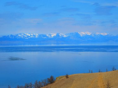Baykal Gölü ve parlak mavi gökyüzü manzaralı huzurlu bir manzara..