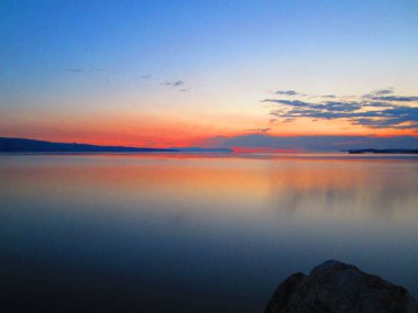 Baykal Gölü 'nün üzerindeki bulutlarda gün batımını resmedeceğiz.