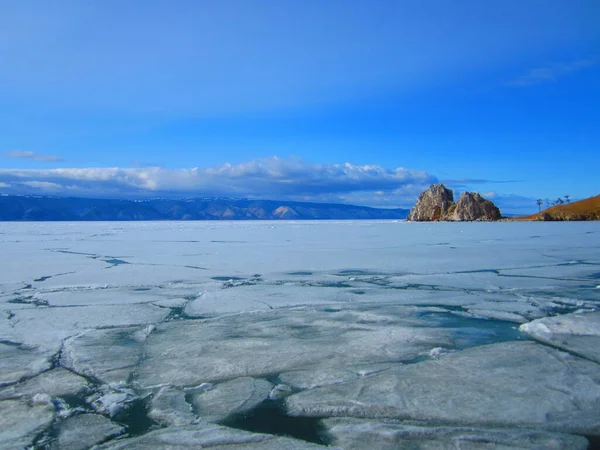 在晴朗的日子里 贝加尔湖上明亮的蓝天映衬着浮冰 — 图库照片
