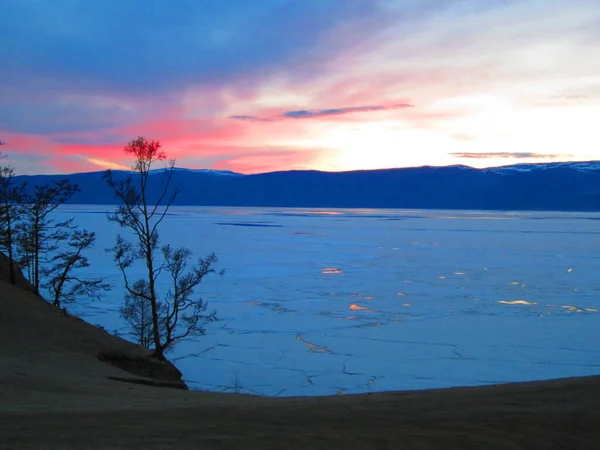 Coucher Soleil Rouge Pittoresque Sur Fond Montagnes Glace Fondante Sur — Photo