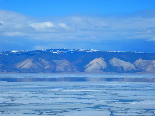 Schwimmende Eisschollen Einem Klaren Tag Vor Strahlend Blauem Himmel Auf — Stockfoto