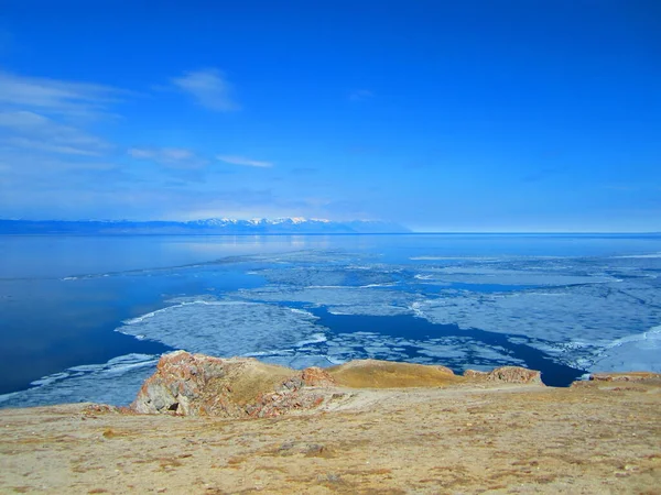 Témpanos Hielo Flotantes Día Despejado Contra Cielo Azul Brillante Lago —  Fotos de Stock