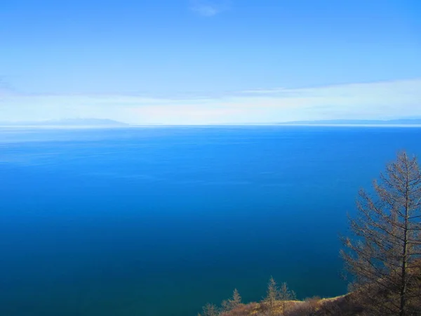 静谧的风景 美丽的贝加尔湖 明亮的蓝天 — 图库照片