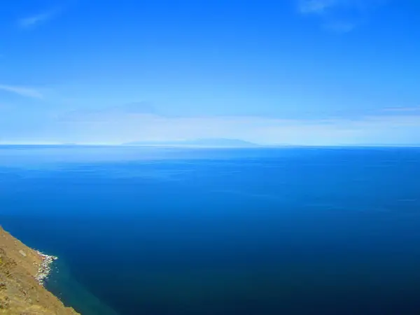 Спокойный Пейзаж Видом Озеро Байкал Ярко Голубое Небо — стоковое фото
