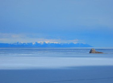 Açık havada yüzen buz, Baykal Gölü 'nde açık mavi gökyüzüne karşı yüzer..