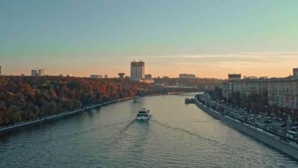 Das Schiff Ist Zur Goldenen Stunde Auf Dem Fluss Moskau — Stockvideo