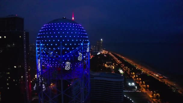 Torre Alfabética Por Noche Batumi Disparo Dron — Vídeos de Stock