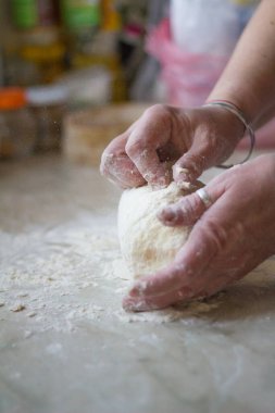 Maya hamuru ören kadınları, ev yapımı ekmeği, uzun ekmeğe hamur hazırlayan elleri,