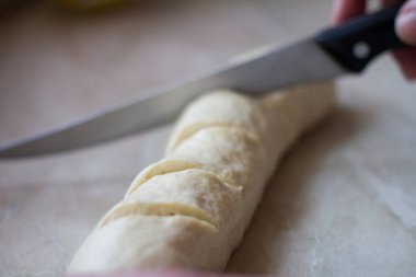 Bıçaklı ekmek hamuru ve somun ekmeği.