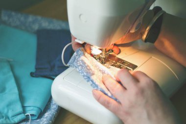 Koronavirüsten korumak için yüz maskesi diken kadın, el yapımı koruyucu yüz maskesi, kadın eli.