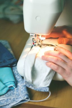 Koronavirüsten korumak için yüz maskesi diken kadın, el yapımı koruyucu yüz maskesi, kadın eli.