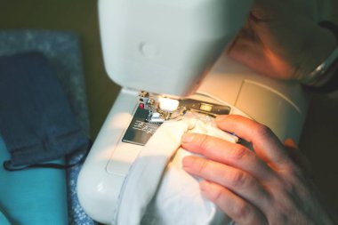 Koronavirüsten korumak için yüz maskesi diken kadın, el yapımı koruyucu yüz maskesi, kadın eli.