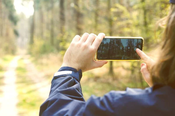Άντρας Λήψη Φωτογραφιών Smartphone Στο Δάσος Smartphone Στα Χέρια Αρσενικό — Φωτογραφία Αρχείου