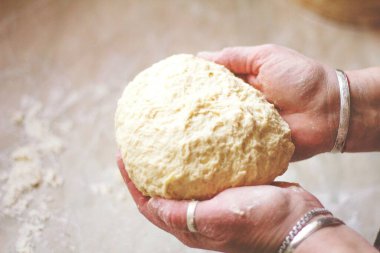 Uzun somun ekmek için maya hamuru oluşmadan önce