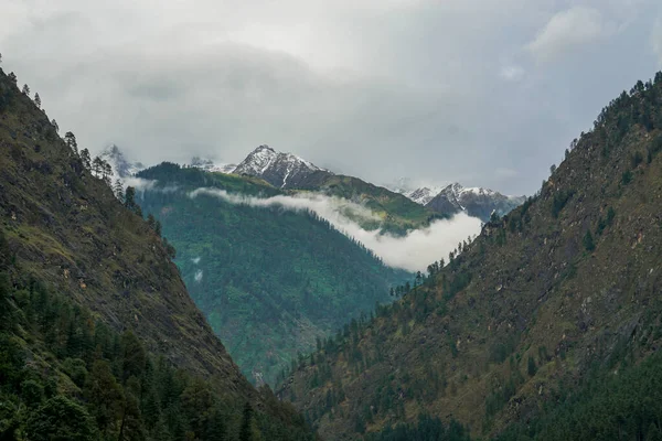 Vista Deslumbrante Montanha Top Coberto Com Neve Pico Acima Nuvens — Fotografia de Stock