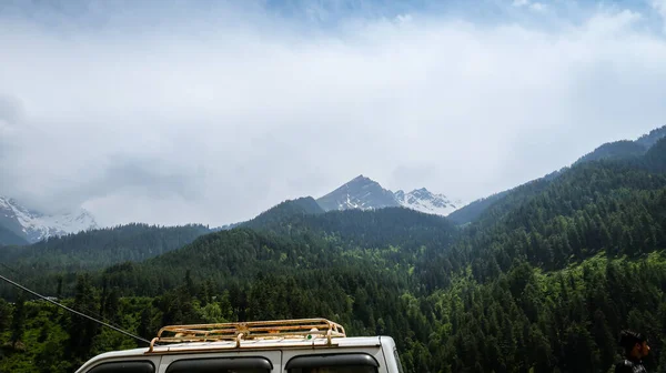 Vista Deslumbrante Montanha Top Coberto Com Neve Pico Acima Nuvens — Fotografia de Stock