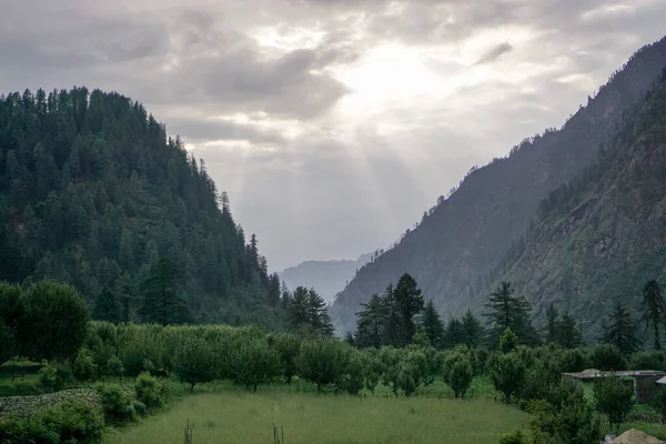 Zon Komt Uit Wolken Bergen Mooi Groen Uitzicht Bergdal — Stockfoto