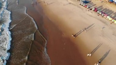 Dalgaların ve Kuzey Goa sahillerinin havadan görünüşü, Hindistan