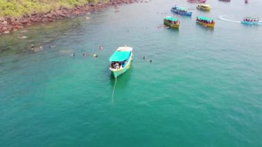 Okyanusta yüzen insanlar, Hindistan 'ın Güney Goa Sahili' nde yüzüyorlar.