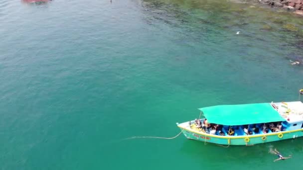 Båt flyter på havet runt Människor som gör Simning på South Goa Beach, Indien - Flygfoto — Stockvideo