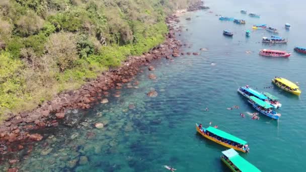 Barco flutuando no oceano em torno de pessoas nadando em South Goa Beach, Índia - Vista aérea — Vídeo de Stock