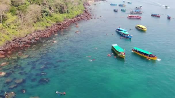 Loď plovoucí na oceánu kolem Lidé dělají Plavání na South Goa Beach, Indie - Letecký pohled — Stock video