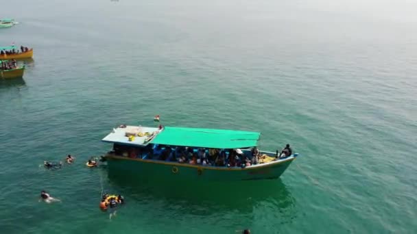 Barca galleggiante sull'oceano intorno a persone che fanno nuoto a South Goa Beach, India - Vista aerea — Video Stock