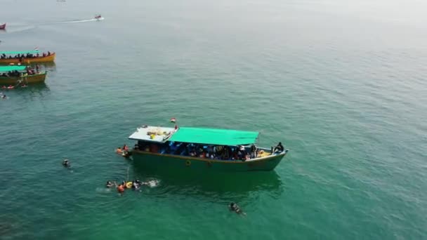 Båt flyter på havet runt Människor som gör Simning på South Goa Beach, Indien - Flygfoto — Stockvideo