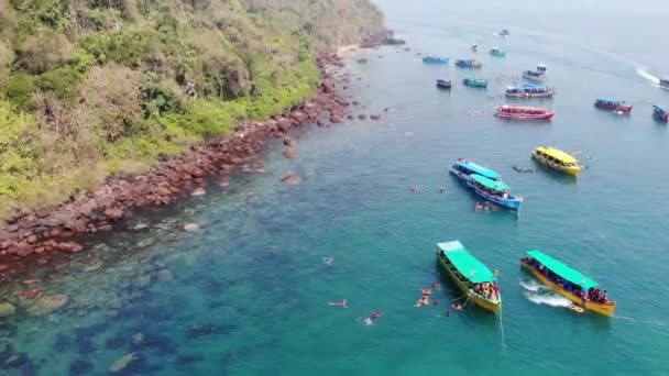 Barco flotando en el océano alrededor de la gente nadando en South Goa Beach, India - Vista aérea — Vídeo de stock