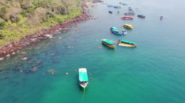 Okyanusta yüzen insanlar, Hindistan 'ın Güney Goa Sahili' nde yüzüyorlar.