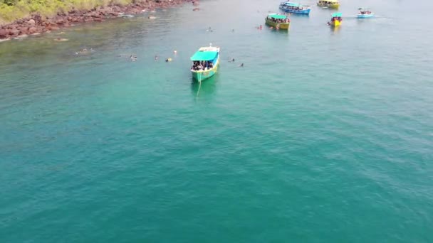 Båt flyter på havet runt Människor som gör Simning på South Goa Beach, Indien - Flygfoto — Stockvideo