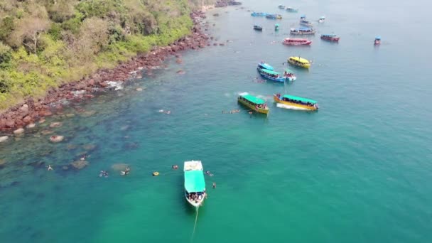 Båt flyter på havet runt Människor som gör Simning på South Goa Beach, Indien - Flygfoto — Stockvideo
