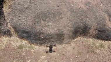 Kayaların Üzerinde Uçan İHA Gölgesinin Hava Görüntüsü