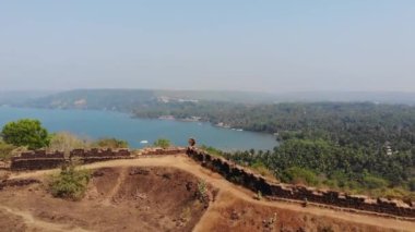 Kuzey Goa, Hindistan 'daki Chapora Kalesi' nden Vagator Plajı Hava Görüntüsü