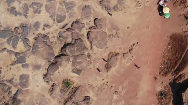 Uitzicht vanuit de lucht van boven naar beneden over het oude Chapora Fort in North Goa, India — Stockvideo