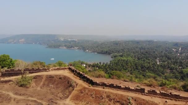 Vagator Beach Top to Bottom View a partir de Chapora Fort em North Goa, Índia — Vídeo de Stock