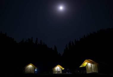 Chopta, Chopta 'da gece kampı. Uttrakhand, Hindistan.