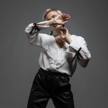 Yüzünü kapatan kız.