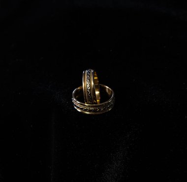 Dış desenli evlilik yüzükleri..