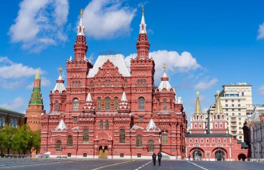 Kendini tecrit döneminde Kızıl Meydan 'ı terk etti.