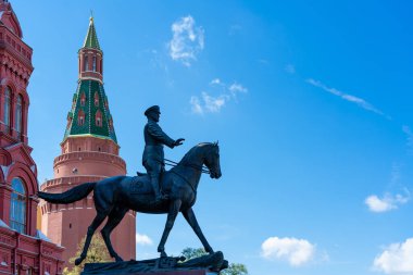 Moskova 'daki Manezhnaya Meydanı' nda Mareşal Zhukov 'un Anıtı