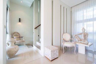 Beyaz sandalye ve havuz köşkünün oturma odasında, ev. ev, daire ve daire