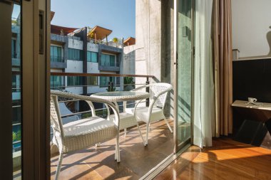 Havuz manzaralı balkon koltuğu. Villa, ev, daire, daire.